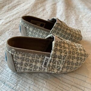 Toms toddler girl size 5 in silver and white